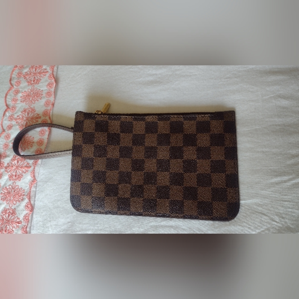 Checkered Brown Wristlet! Perfect For Summer!